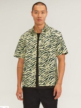 Everlane Men’s The Poplin Short-Sleeve Shirt in tiger print